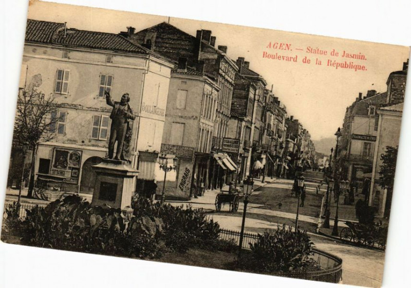 Carte postale ancienne Agen - Statue de Jasmin Boulevard de la Republique à Agen