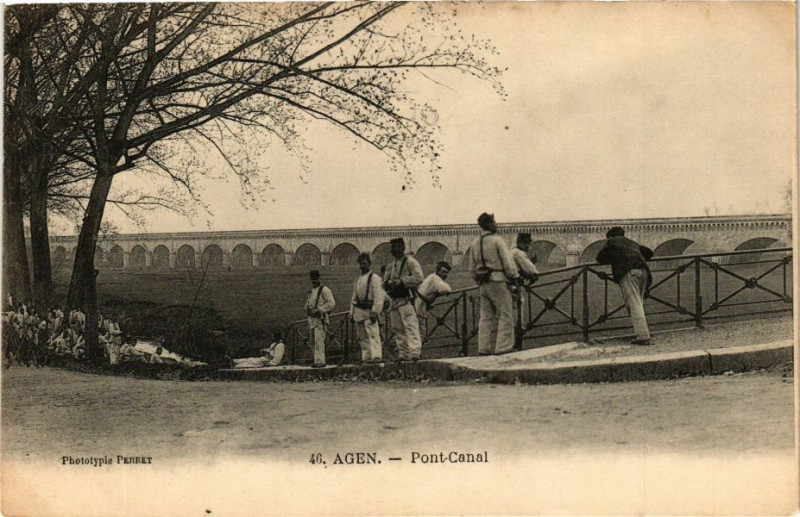 Carte postale ancienne Agen - Pont-Canal à Agen