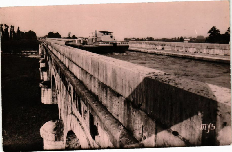 Carte postale ancienne Agen - Pont Canal à Agen