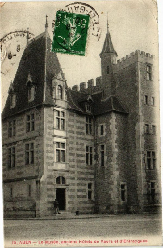 Carte postale ancienne Agen - Le Musée anciens Hotels de Vaurs et d'Entraygues à Agen