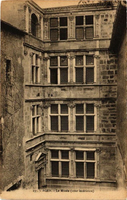 Carte postale ancienne Agen - Le Musée (cour interieure) à Agen