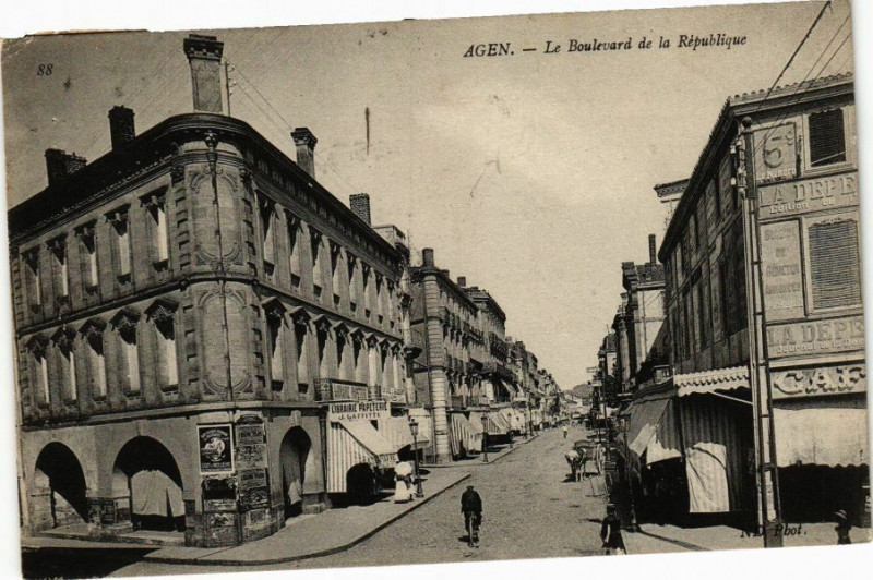 Carte postale ancienne Agen - Le Boulevard de la Republique à Agen