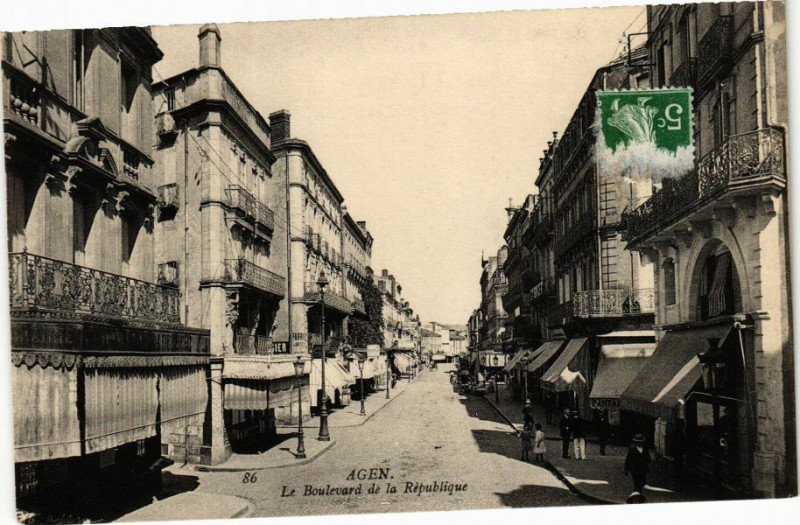 Carte postale ancienne Agen - Le Boulevard de la Republique à Agen