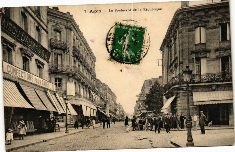 Carte postale ancienne Agen - Le Boulevard de la Republique à Agen