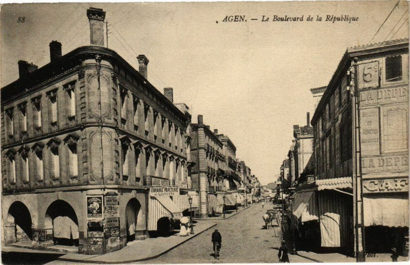 Carte postale ancienne Agen - Le Boulevard de la Republique à Agen