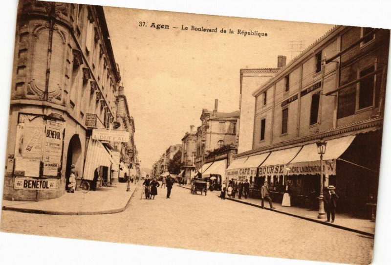 Carte postale ancienne Agen - Le Boulevard de la Republique à Agen