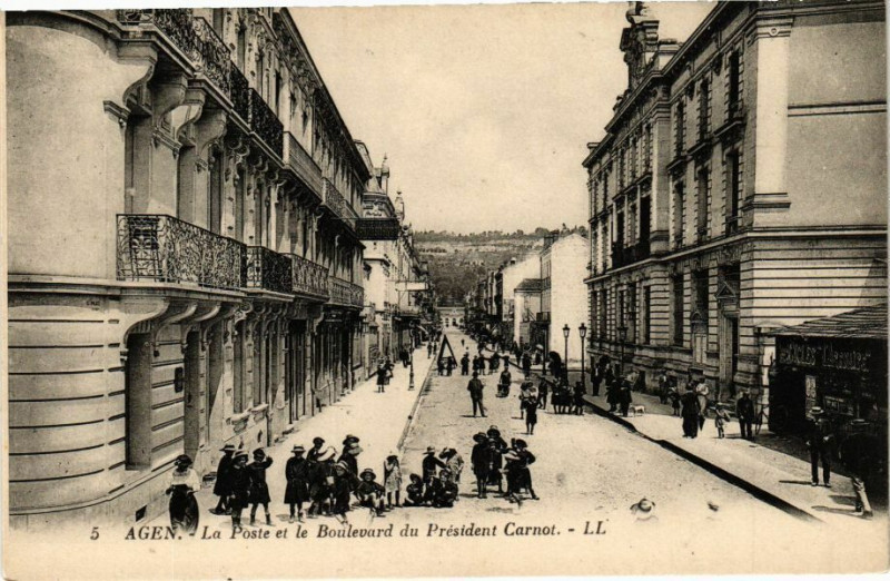 Carte postale ancienne Agen - La Poste et le Boulevard du President Carnot à Agen