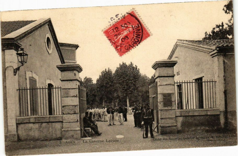 Carte postale ancienne Agen - La Caserne Laruée à Agen