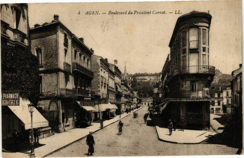 Carte postale ancienne Agen - Boulevard du President Carnot à Agen