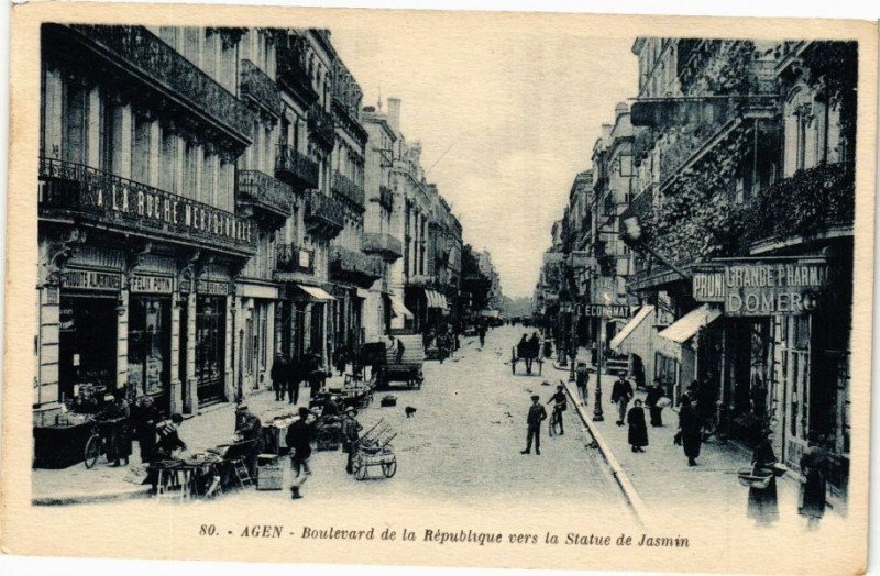 Carte postale ancienne Agen - Boulevard de la Republique Vers la Statue de Jasmin à Agen