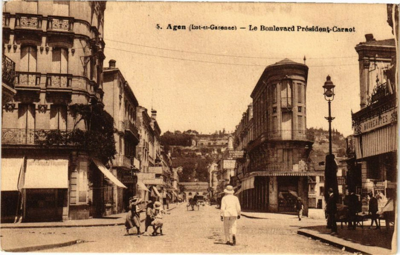 Carte postale ancienne Agen - Le Boulevard President-Carnot à Agen