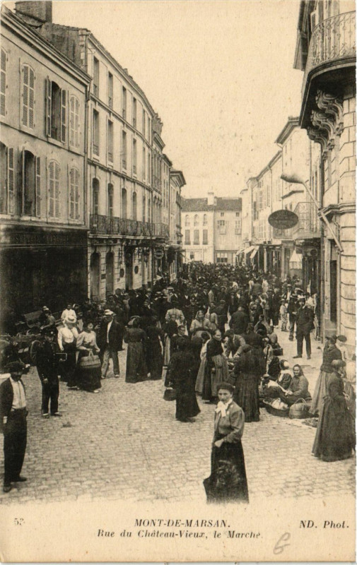 Carte postale ancienne Mont-de-Marsan - Rue du Chateau-Vieux - Le Marché à Mont-de-Marsan
