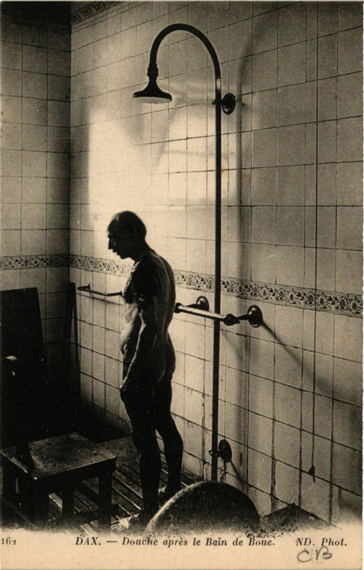 Carte postale ancienne Dax - Douche aprés le Bain de Boue à Dax