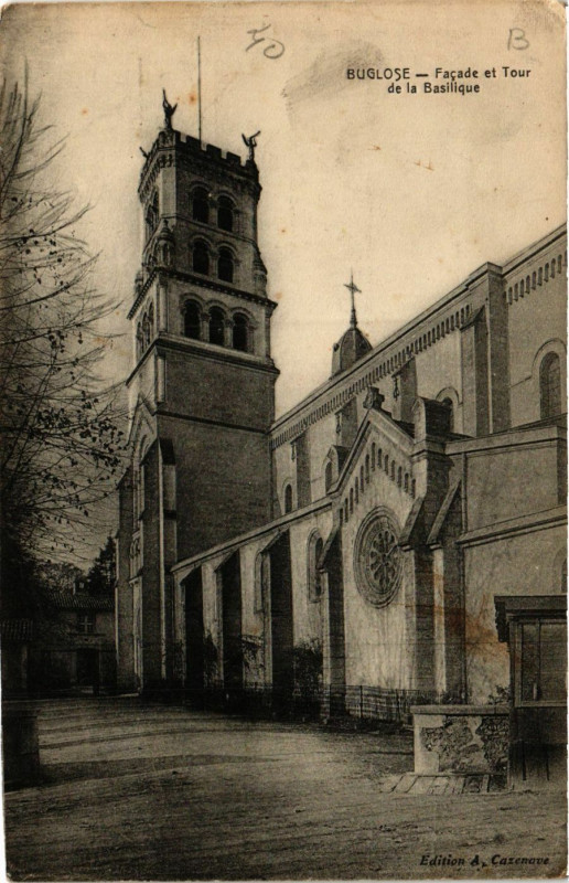 Carte postale ancienne Buglose - Facade et Tour de la Basilique