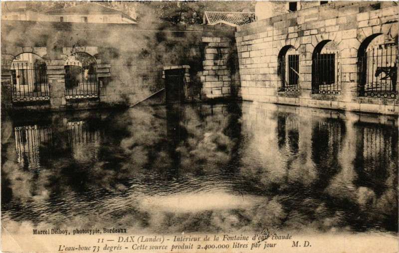 Carte postale ancienne Dax - Interieur de la Fontaine d'eau Chaude à Dax
