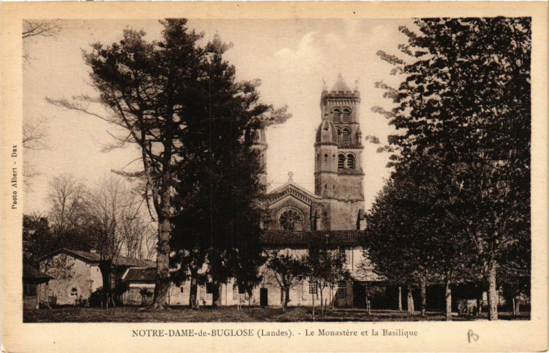 Carte postale ancienne Notre-Dame-de-Buglose - Le Monastere et la Basilique
