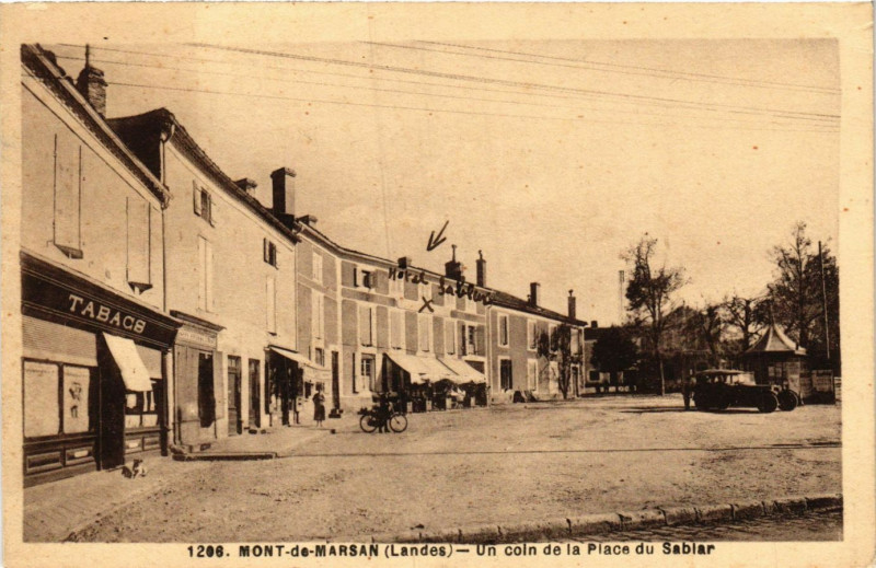 Carte postale ancienne Mont-de-Marsan - Un Coin de la Place du Sablar à Mont-de-Marsan
