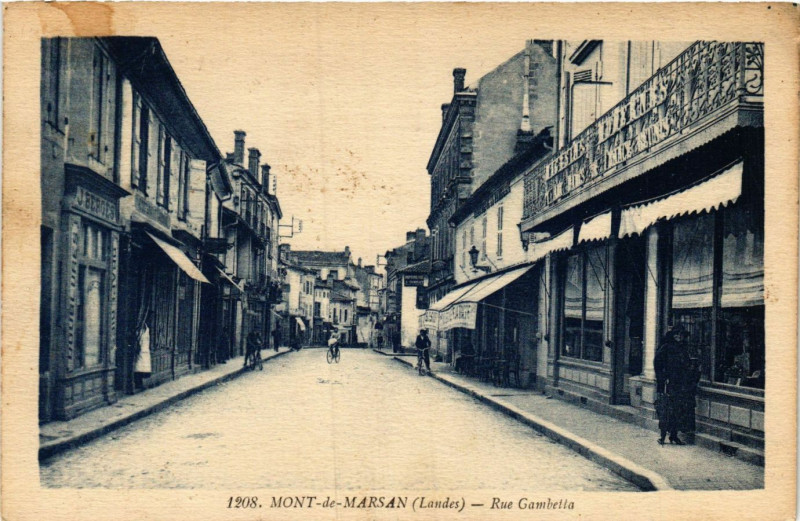 Carte postale ancienne Mont-de-Marsan - Rue Gambetta à Mont-de-Marsan