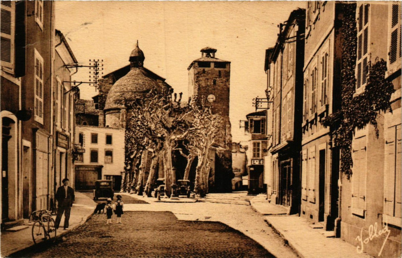 Carte postale ancienne Saint-Sever-sur-Adour - Place de Verdun à Saint-Sever