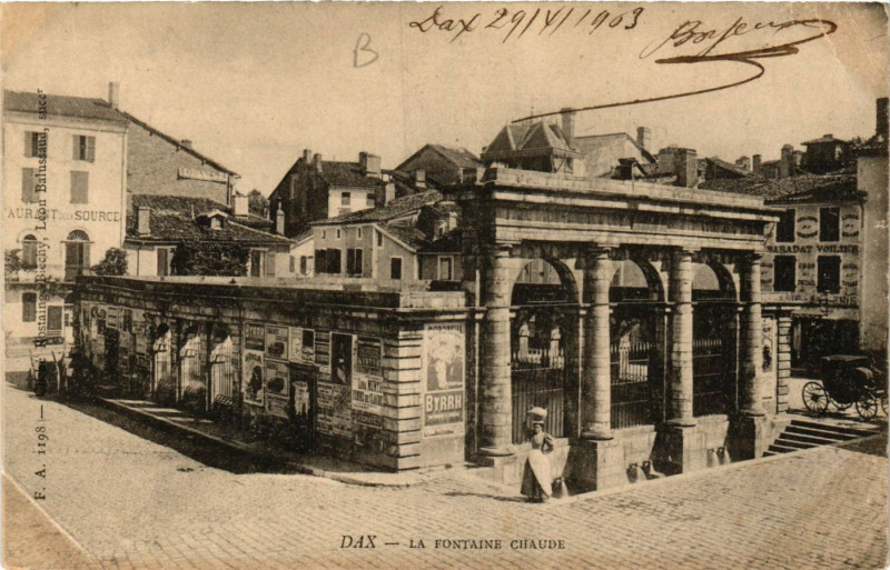 Carte postale ancienne Dax - La Fontaine Chaude à Dax