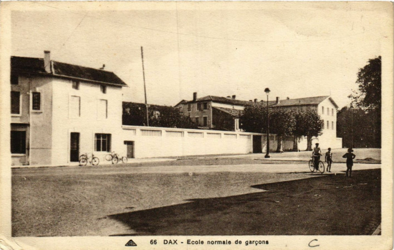 Carte postale ancienne Dax - Ecole Normale de Garcons à Dax