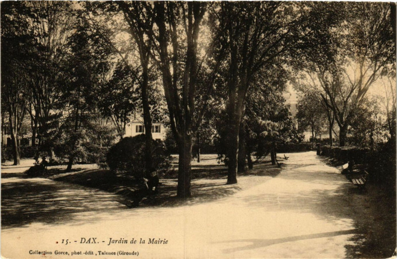 Carte postale ancienne Dax - Jardin de la Mairie à Dax