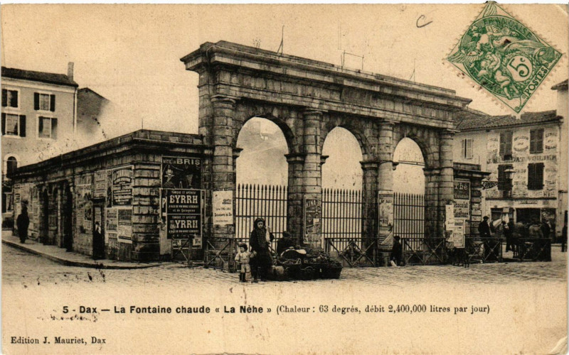 Carte postale ancienne Dax - La Fontaine Chaude La Nehe à Dax