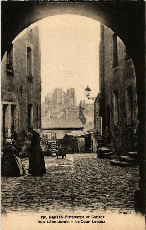 Carte postale ancienne Nantes Pittoresque et Curieux Rue Leon-Jamin - La Cour Leroux à Nantes