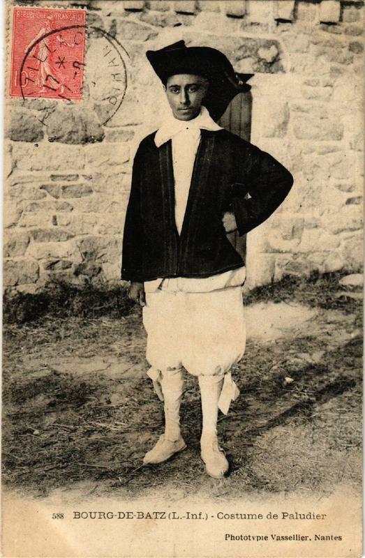 Carte postale ancienne Bourg-de-Batz Costume de Paludier