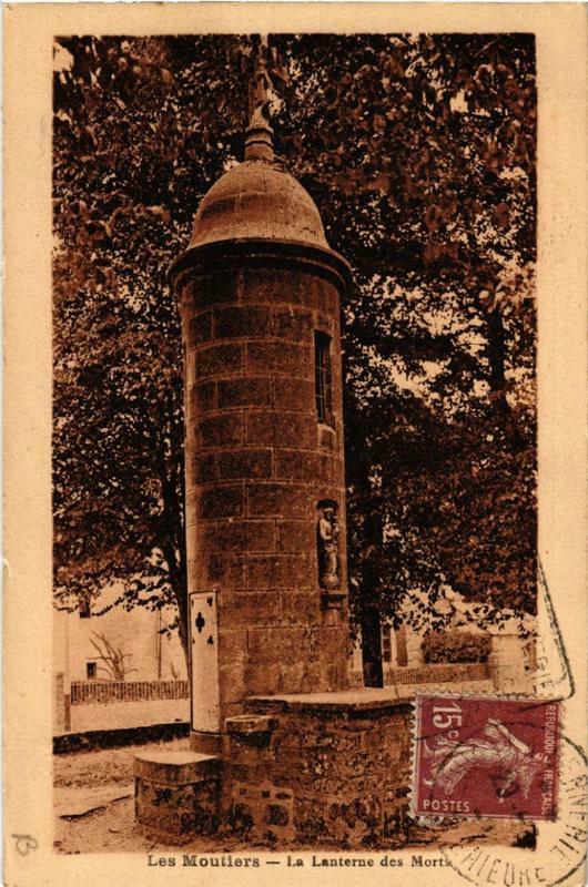 Carte postale ancienne Les Moutiers La Lanterne des Morts