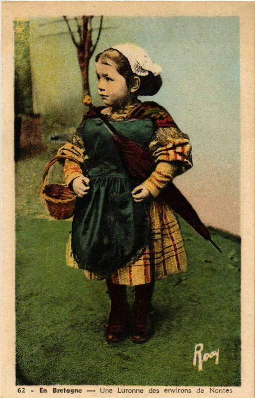 Carte postale ancienne En Bretagne Une Luronne des Env. de Nantes à Nantes