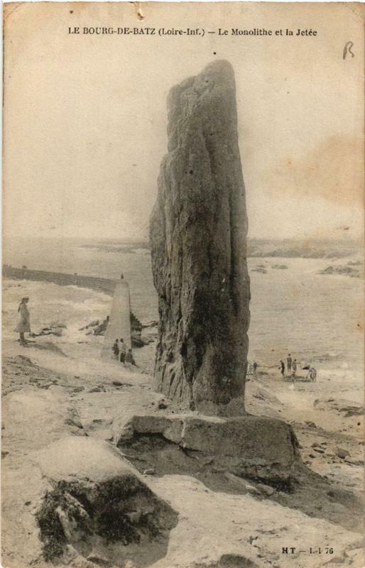 Carte postale ancienne Le Bourg-de-Batz Le Monolithe et la Jetée