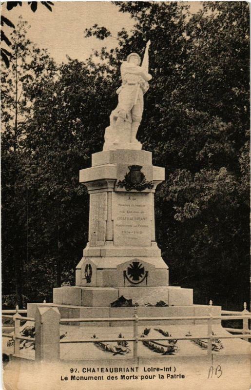 Carte postale ancienne Chateaubriant Le Monument des Morts pour la Patrie à Châteaubriant