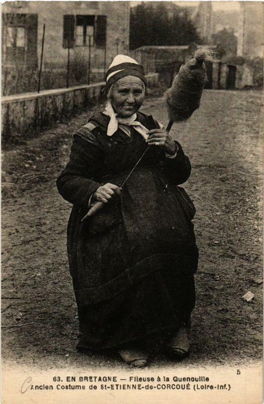Carte postale ancienne En Bretagne Fileuse a la Quenouille