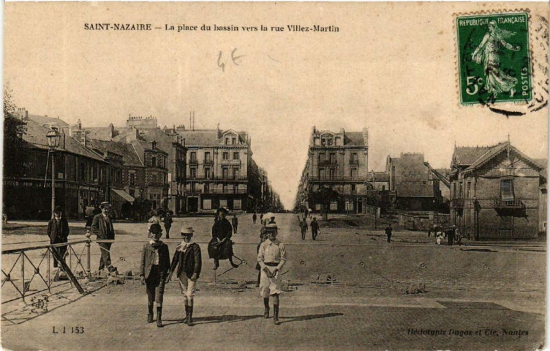 Carte postale ancienne Saint-Nazaire La place du bassin vers la rue Villez-Martin à Saint-Nazaire
