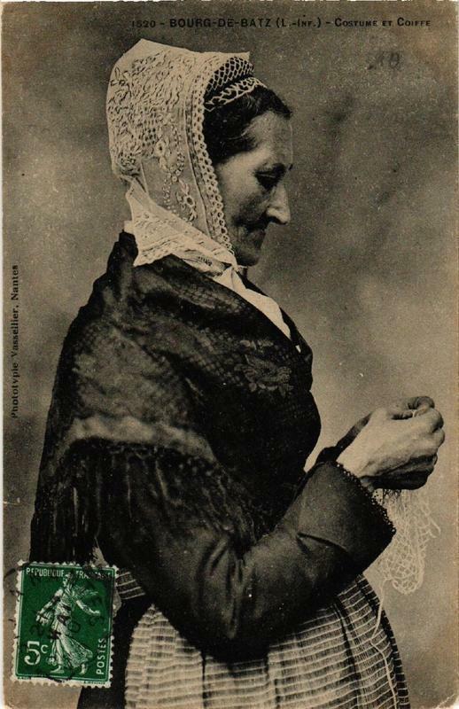 Carte postale ancienne Bourg-de-Batz Costume et Coiffe