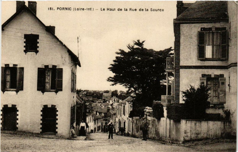 Carte postale ancienne Pornic Le Haut de la Rue de la Source à Pornic