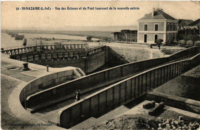 Carte postale ancienne Saint-Nazaire Vue des Ecluses et du Pont Tournant de la nouvelle entr à Saint-Nazaire
