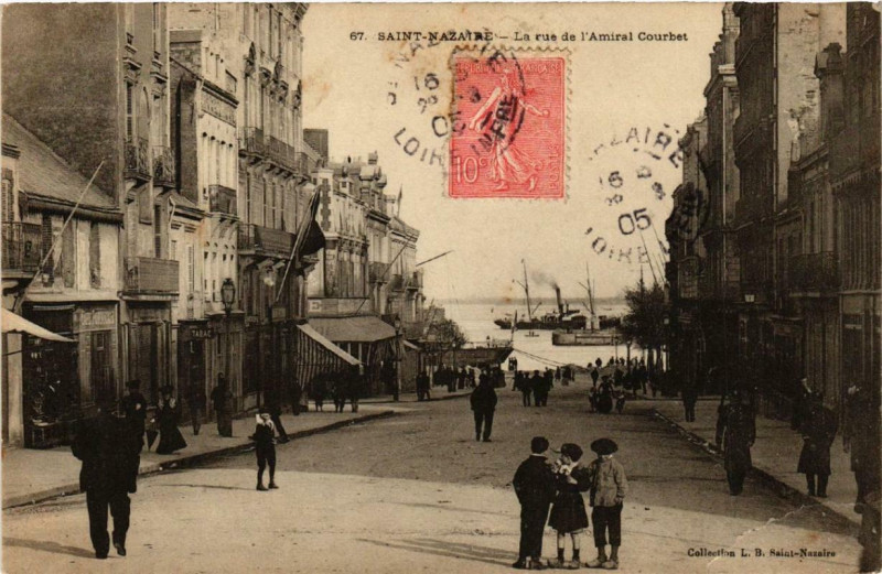 Carte postale ancienne Saint-Nazaire La rue de l'Amiral Courbet à Saint-Nazaire