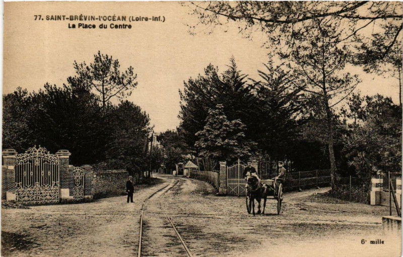 Carte postale ancienne Saint-Brevin-L'Ocean La Place du Centre