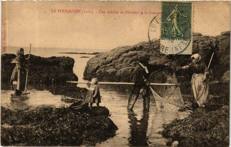 Carte postale ancienne Le Pouliguen Une familie de Pecheurs a la Grande au Pouliguen