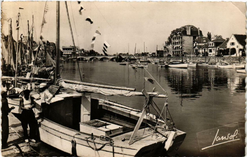 Carte postale ancienne Le Pouliguen La coté d'Amour, le Port au Pouliguen
