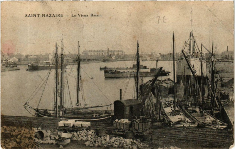 Carte postale ancienne Saint-Nazaire Le Vieux Bassin à Saint-Nazaire