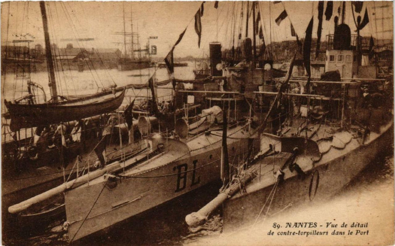 Carte postale ancienne Nantes Vue de detail de contre-torpilleurs dans le Port à Nantes
