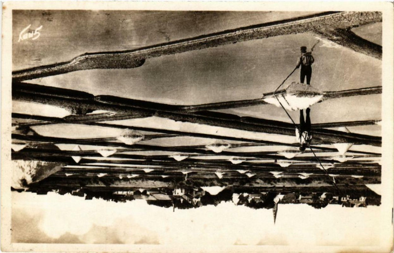 Carte postale ancienne Le Pouliguen Marais salants et Paludiers au travail au Pouliguen