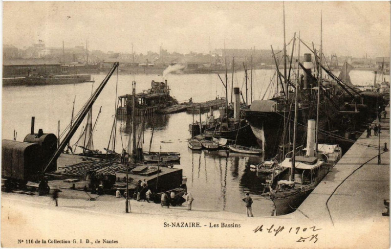 Carte postale ancienne Saint-Nazaire Les Bassins à Saint-Nazaire