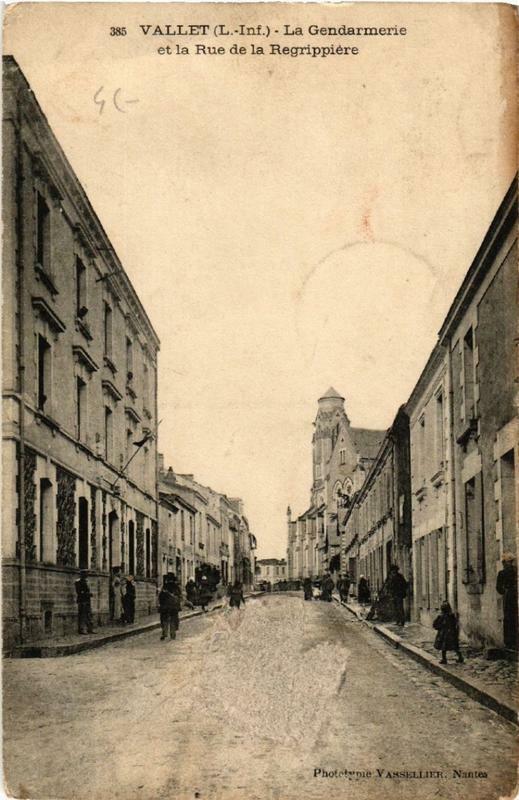 Carte postale ancienne Vallet La Gendarmerie et la Rue de la Regrippiere à Vallet