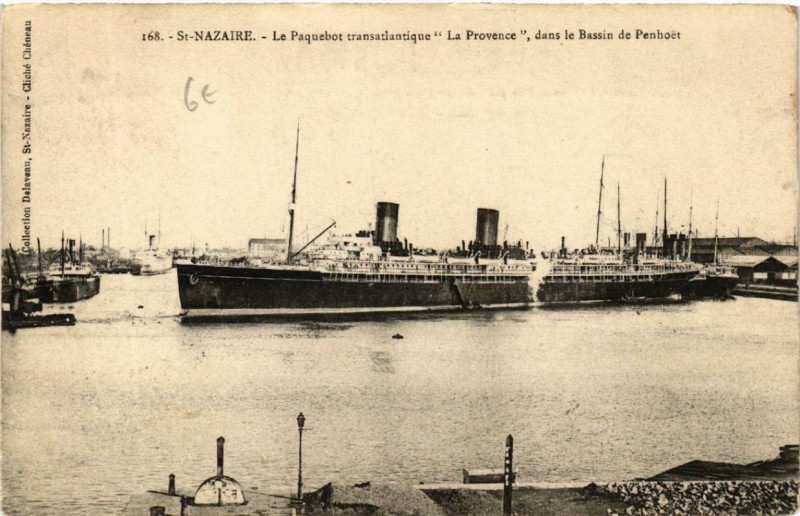 Carte postale ancienne Saint-Nazaire Le Paquebot transatlantique La Provence , dans le Bass à Saint-Nazaire