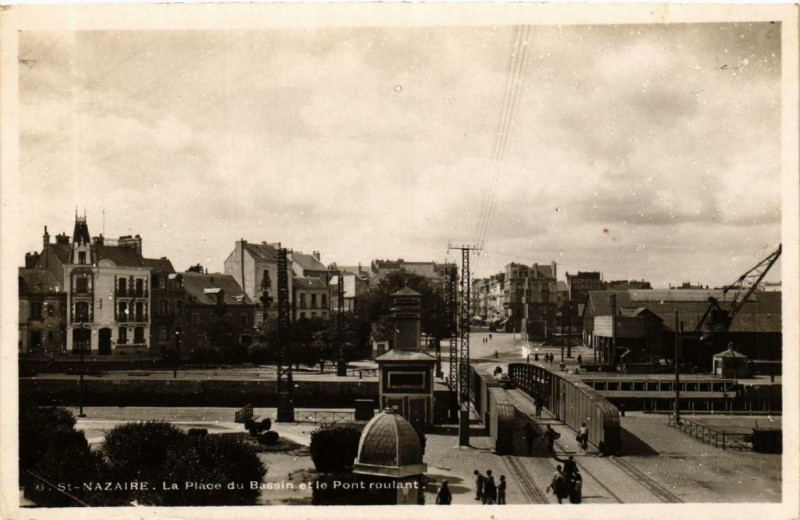Carte postale ancienne Saint-Nazaire La Place du Bassin et le Pont roulant à Saint-Nazaire