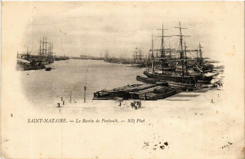 Carte postale ancienne Saint-Nazaire Le Bassin de Penhouet à Saint-Nazaire
